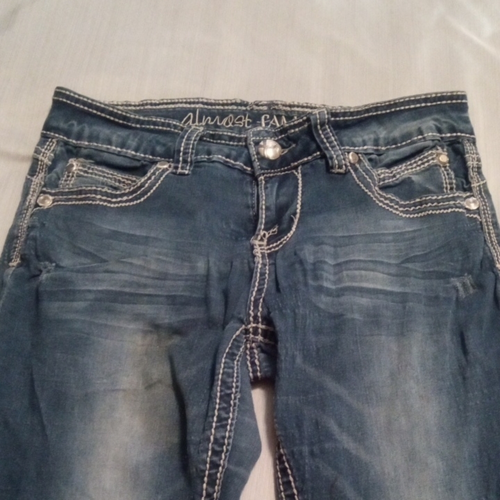 Size 7 Almost Famous Blue Cropped Capri Jeans - Picture 2 of 9